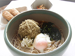 とろろ昆布の温玉月見蕎麦・うどん